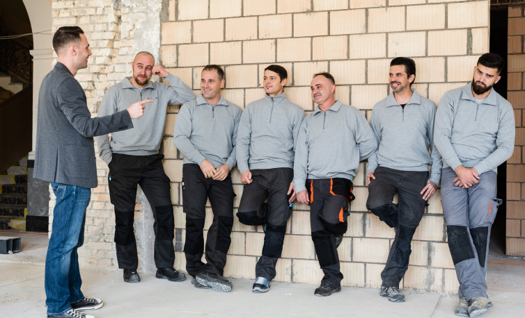 Das Team von Züri Holzbau. Professionele Holzhandwerker, Zimmerer, Schreiner und Bauarbeiter nahe Zürich